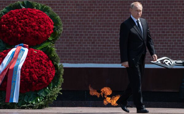 Ngày lễ tưởng niệm và tôn vinh, Tổng thống Vladimir Putin với nghi lễ đặt vòng hoa và đặt hoa tại mộ Người lính vô danh trong Vườn Alexandr - Sputnik Việt Nam