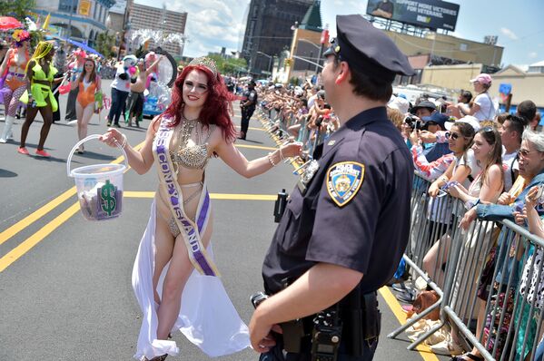 Hoa hậu Coney Island tại cuộc diễu hành Nàng tiên cá thường niên lần thứ 37 trên đảo Coney, New York - Sputnik Việt Nam