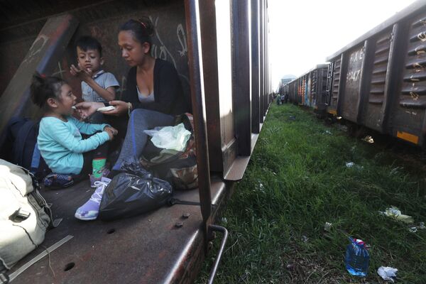 Người di cư trong toa tàu chở hàng ở Mexico - Sputnik Việt Nam