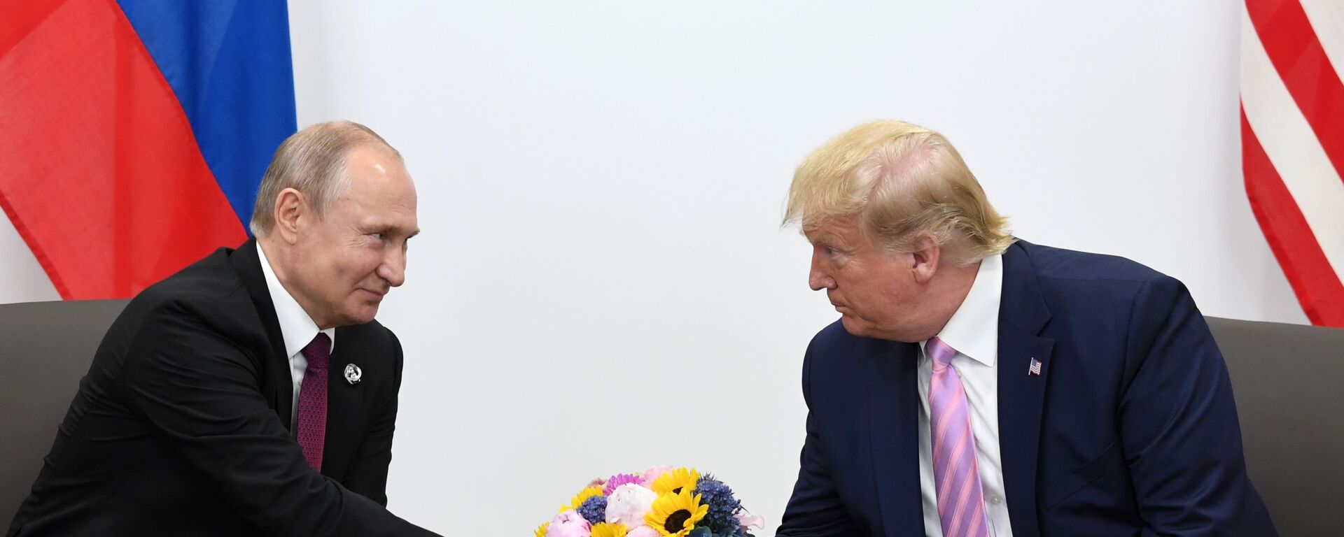 Vladimir Putin và Donald Trump tại cuộc họp bên lề hội nghị thượng đỉnh G20 ở Osaka - Sputnik Việt Nam, 1920, 07.10.2021