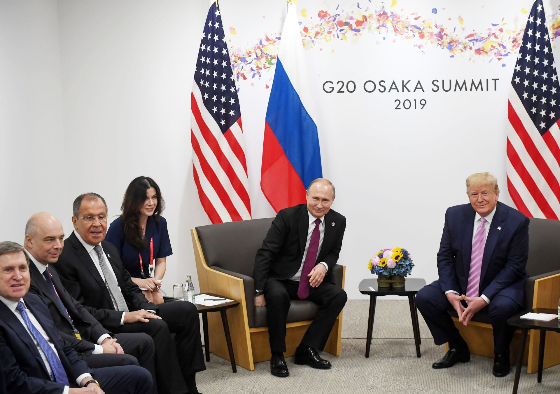 Vladimir Putin và Donald Trump tại cuộc họp bên lề hội nghị thượng đỉnh G20 ở Osaka - Sputnik Việt Nam, 1920, 05.10.2021