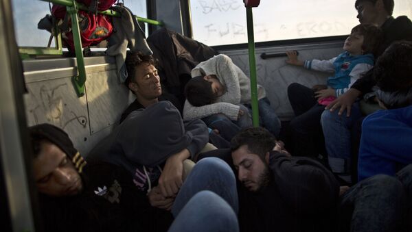 Những người tị nạn ngủ trên xe buýt khi chờ tàu đi biên giới - Sputnik Việt Nam