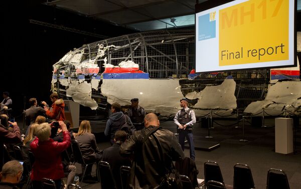 Khôi phục một phần vỏ máy bay Boeing 777 của Malaysia (chuyến bay MH17) để nghiên cứu bối cảnh vụ rơi máy bay ở miền Đông Ukraina ngày 17 tháng Bảy 2014 - Căn cứ quân sự Gilze-Reyen của Hà Lan - Sputnik Việt Nam