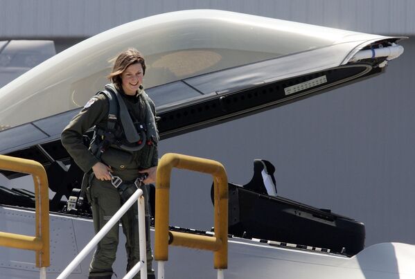 Đại úy Jammie Jamieson, nữ phi công đầu tiên lái F-22 của Không quân Mỹ - Sputnik Việt Nam