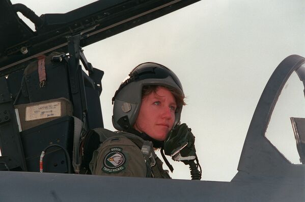 Trung úy Jenny Flynn - nữ phi công Mỹ đầu tiên lái máy bay tiêm kích-ném bom F-15E - Sputnik Việt Nam