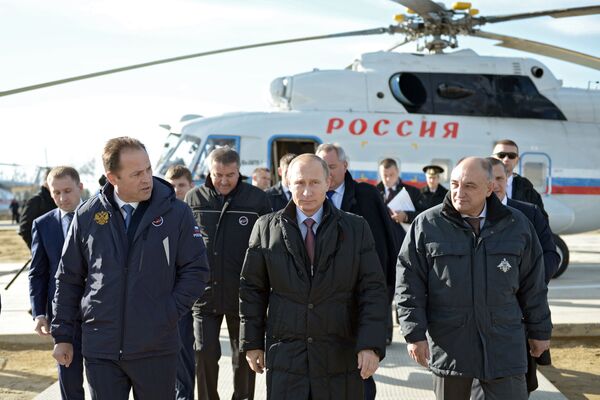 Tổng thống Nga Vladimir Putin thanh tra hoạt động thi công ở sân bay vũ trụ Vostochnyi. - Sputnik Việt Nam