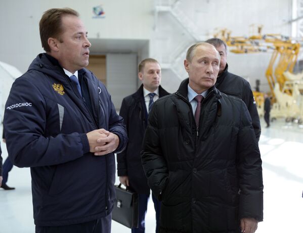 Tổng giám đốc công ty nhà nước “Roscosmos” Igor Komarov và Tổng thống Nga Vladimir Putin thanh tra công trình xây dựng ở sân bay vũ trụ Vostochnyi. - Sputnik Việt Nam