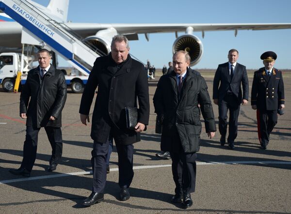 Đại diện toàn quyền của Tổng thống Nga ở khu vực Viễn Đông Yuri Trutnev, Phó Thủ tướng Dmitry Rogozin và Tổng thống Vladimir Putin tại sân bay Blagoveshchensk - Sputnik Việt Nam