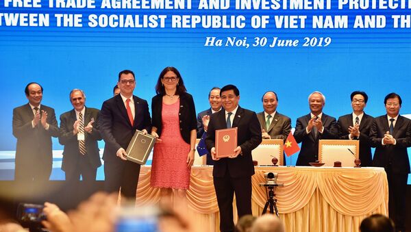 Chiều 30/6, tại Trụ sở Chính phủ, Thủ tướng Nguyễn Xuân Phúc chứng kiến lễ ký Hiệp định Thương mại tự do (EVFTA) và Hiệp định Bảo hộ Đầu tư (EVIPA) giữa Việt Nam và Liên minh Châu Âu - Sputnik Việt Nam