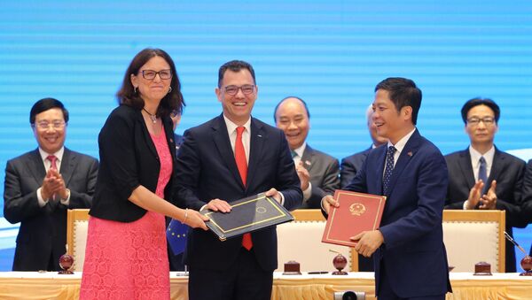Thủ tướng Nguyễn Xuân Phúc chứng kiến Lễ ký Hiệp định Thương mại tự do giữa Việt Nam và Liên minh châu Âu (EVFTA).  - Sputnik Việt Nam