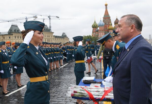 Các sinh viên Học viện Dân phòng và Học viện Cứu hỏa Quốc gia thuộc Bộ Tình trạng Khẩn cấp Nga (MChS) trong buổi lễ tốt nghiệp trên Quảng trường Đỏ ở Moskva - Sputnik Việt Nam