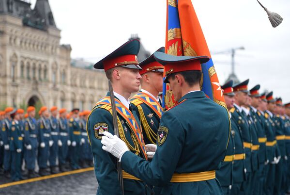Cờ của Học viện Dân phòng và Học viện Cứu hỏa Quốc gia thuộc Bộ Tình trạng Khẩn cấp Nga (MChS) trong buổi lễ tốt nghiệp trên Quảng trường Đỏ ở Moskva - Sputnik Việt Nam