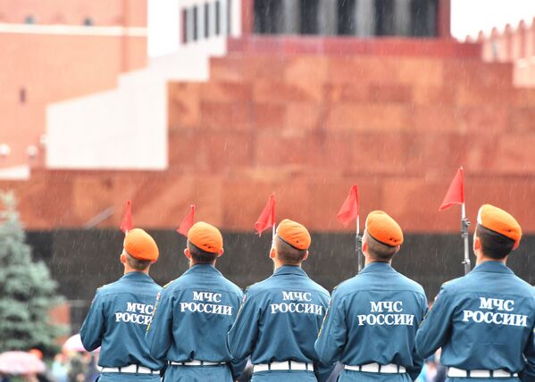 Các nhân viên Bộ Tình trạng Khẩn cấp Nga (MChS) tại buổi lễ tốt nghiệp trên Quảng trường Đỏ ở Moskva - Sputnik Việt Nam