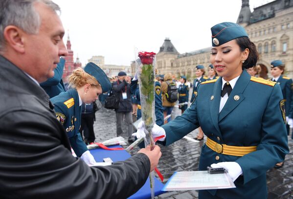 Sinh viên Học viện Dân phòng và Học viện Cứu hỏa Quốc gia thuộc Bộ Tình trạng Khẩn cấp Nga (MChS) trong buổi lễ tốt nghiệp trên Quảng trường Đỏ ở Moskva - Sputnik Việt Nam