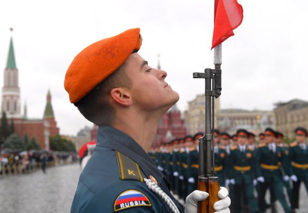 Sinh viên Học viện Dân phòng và Học viện Cứu hỏa Quốc gia thuộc Bộ Tình trạng Khẩn cấp Nga (MChS) trong buổi lễ tốt nghiệp trên Quảng trường Đỏ ở Moskva - Sputnik Việt Nam