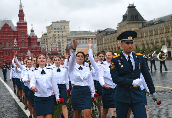 Các sinh viên Học viện Dân phòng và Học viện Cứu hỏa Quốc gia thuộc Bộ Tình trạng Khẩn cấp Nga (MChS) trong buổi lễ tốt nghiệp trên Quảng trường Đỏ ở Moskva - Sputnik Việt Nam