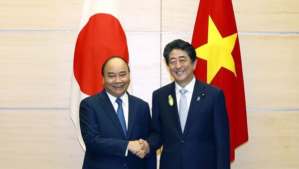 Thủ tướng Nguyễn Xuân Phúc làm việc với Thủ tướng Nhật Bản Shinzo Abe - Sputnik Việt Nam