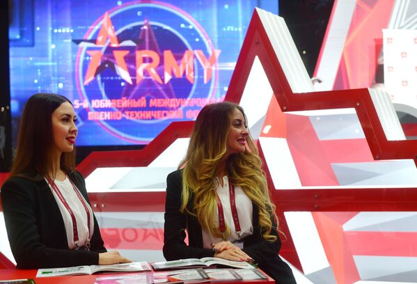 Các cô gái trong Trung tâm Triển lãm-Hội nghị “Người yêu nước” tại thời điểm kết thúc Diễn đàn Kỹ thuật-Quân sự Quốc tế Army-2019 - Sputnik Việt Nam