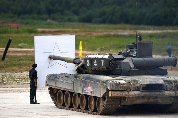 Trình diễn khả năng chạy và bắn của xe tăng T-80U tại Diễn đàn kỹ thuật quân sự quốc tế Army-2019 trên thao trường Alabino  - Sputnik Việt Nam