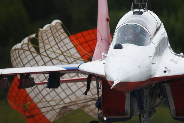Máy bay MiG-29 của nhóm phi công nhào lộn Chim Én tại Diễn đàn kỹ thuật quân sự quốc tế “Army-2019” - Sputnik Việt Nam