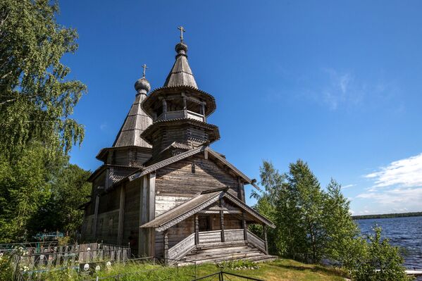 Tượng đài kiến trúc có ý nghĩa liên bang - nhà thờ Peter và Paul (1605) ở làng Chelmuzhi trên bờ hồ Onega ở Cộng hòa Karelia - Sputnik Việt Nam