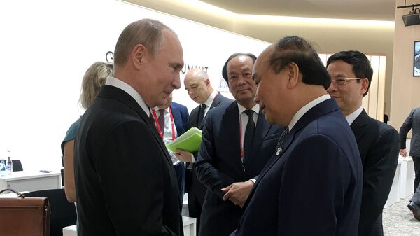 Thủ tướng Nguyễn Xuân Phúc gặp Tổng thống Nga Putin bên lề hội nghị G20.  - Sputnik Việt Nam