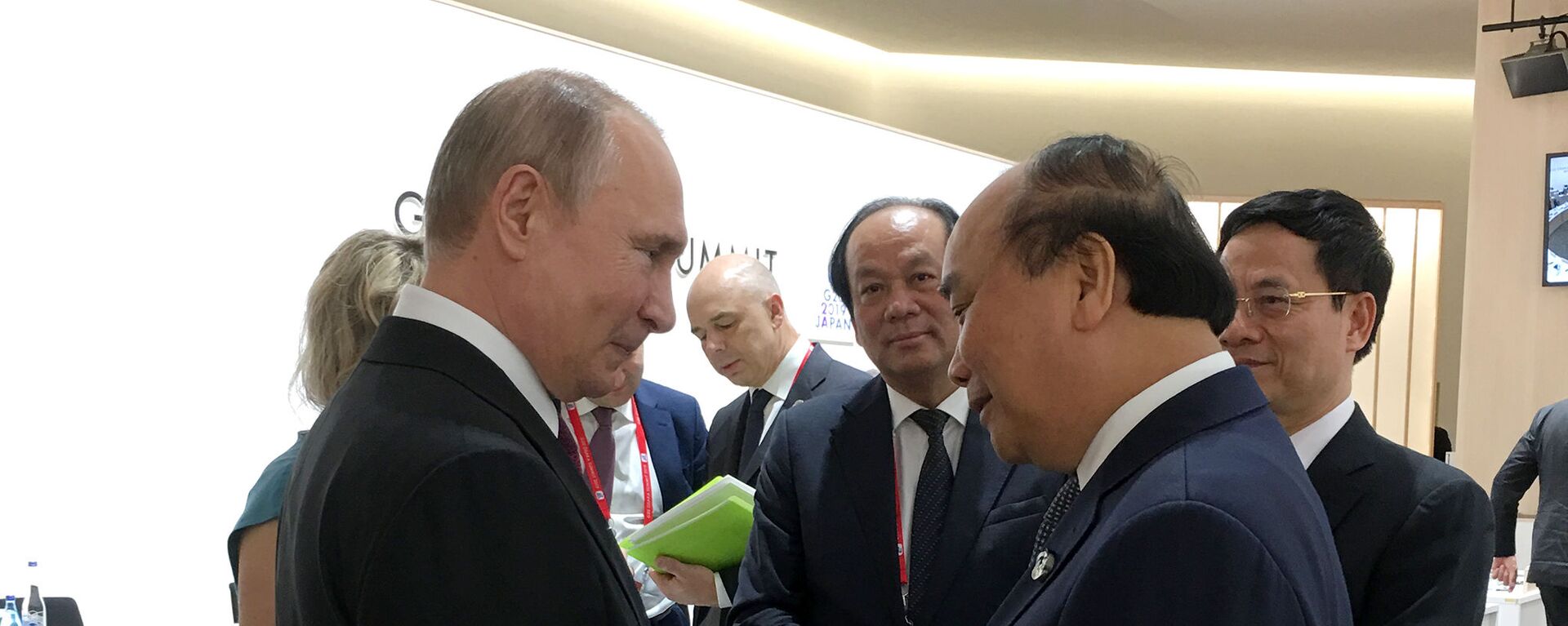 Thủ tướng Nguyễn Xuân Phúc gặp Tổng thống Nga Putin bên lề hội nghị G20.  - Sputnik Việt Nam, 1920, 02.07.2019