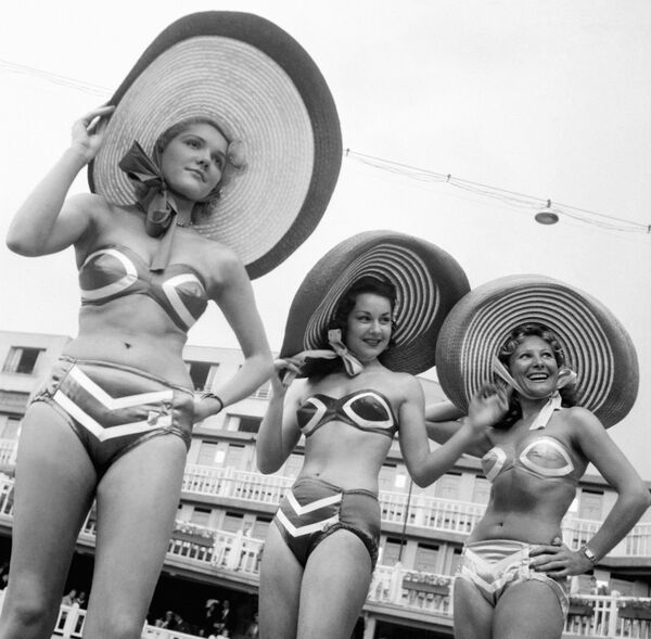 Người mẫu trong buổi trình diễn bikini tại Paris, 1951 - Sputnik Việt Nam
