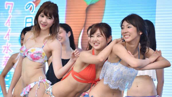 Người mẫu tạo dáng với trang phục bikini trong buổi flashmob nhảy múa quảng cáo ở Tokyo, Nhật Bản - Sputnik Việt Nam