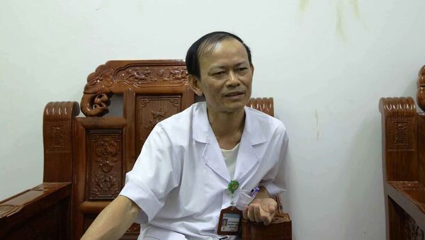 Bác sĩ Phạm Hồng Cường, Phó Giám đốc BV Đa khoa huyện Đức Thọ thông tin về sự việc. - Sputnik Việt Nam