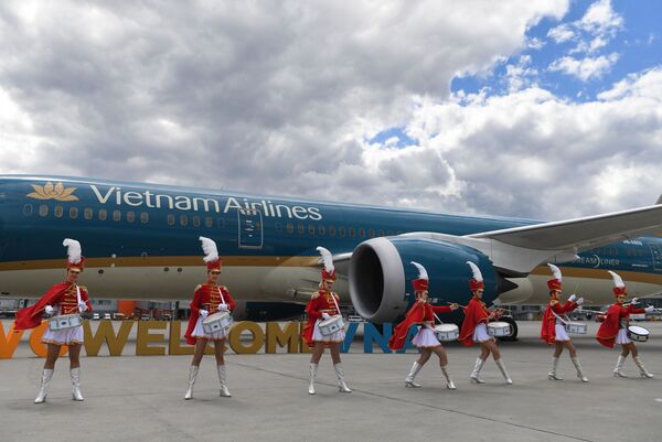 Chương trình biểu diễn tại lễ đón chào máy bay của Hãng Vietnam Airlines tại sân bay quốc tế “Sheremetyevo”  - Sputnik Việt Nam