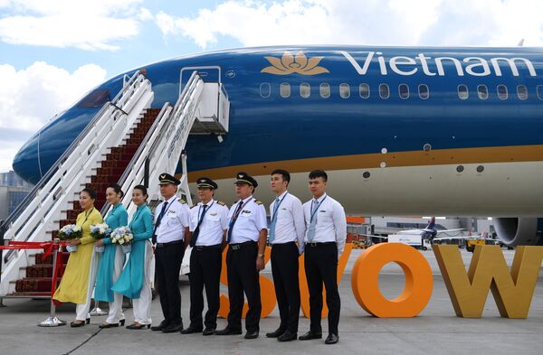 Các nhân viên hãng Vietnam Airlines tại nghi lễ đón chào máy bay của Hãng Vietnam Airlines tại sân bay quốc tế “Sheremetyevo” - Sputnik Việt Nam
