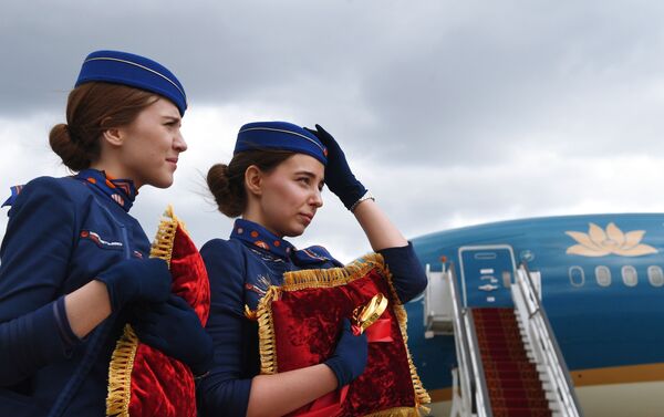 Các nhân viên sân bay “Sheremetyevo” tại nghi lễ trọng thể đón chào máy bay của Hãng Vietnam Airlines tại sân bay quốc tế “Sheremetyevo”  - Sputnik Việt Nam