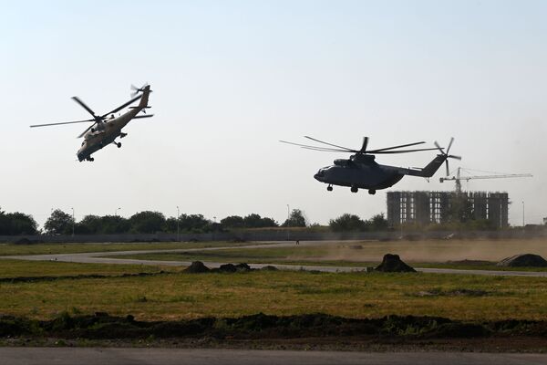 Máy bay trực thăng vận tải-tấn công Mi-35M (trái) và máy bay trực thăng vận tải  quân sự Mi-26T2 - Sputnik Việt Nam