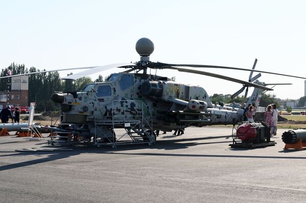 Máy bay trực thăng tấn công Mi-28NE “Thợ săn đêm” với bộ điều khiển kép - Sputnik Việt Nam