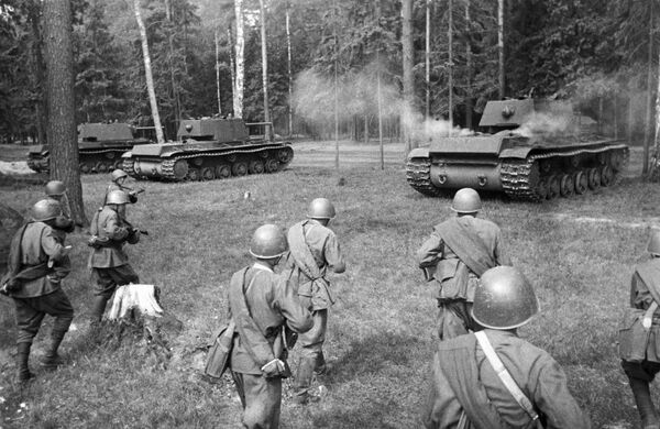 Trường hợp hy hữu. Chuyên gia phát hiện chiếc xe tăng KV-1 trên biên giới với Ukraina Trường hợp hy hữu. Chuyên gia phát hiện chiếc xe tăng KV-1 trên biên giới với Ukraina - Sputnik Việt Nam