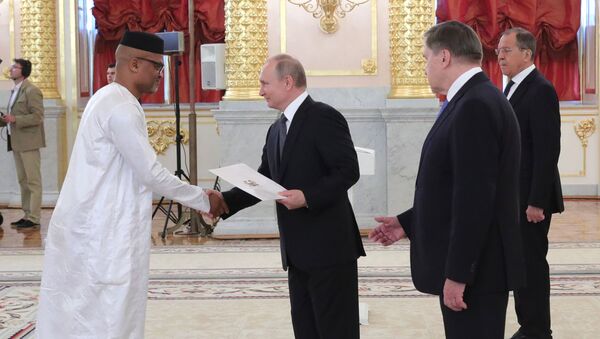 Đại sứ đặc mệnh toàn quyền Cộng hòa Sierra Leone Mohamed Yongavo và Tổng thống Vladimir Putin tại Điện Kremlin - Sputnik Việt Nam