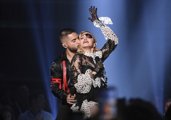Ca sĩ người Colombia Maluma hôn nữ ca sĩ Madonna trong buổi biểu diễn tại Billboard Music Awards - Sputnik Việt Nam