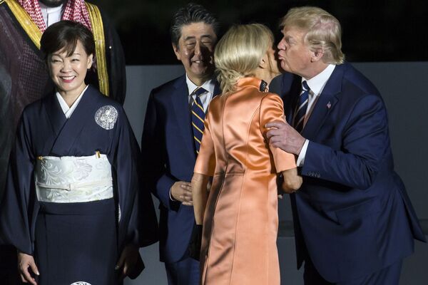 Tổng thống Mỹ Donald Trump hôn Đệ nhất phu nhân Pháp Brigitte Macron tại Hội nghị thượng đỉnh G20 ở Osaka - Sputnik Việt Nam