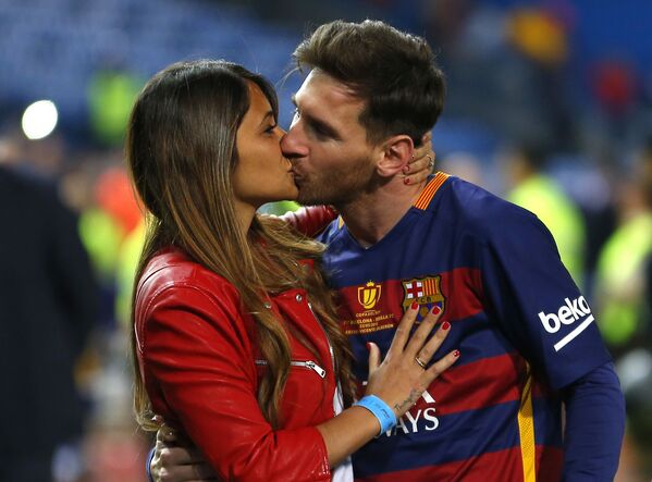 Lionel Messi hôn bà vợ Antonella Roccuzzo tại sân vận động ở Madrid - Sputnik Việt Nam