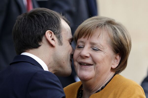 Tổng thống Pháp Emmanuel Macron hôn Thủ tướng Đức Angela Merkel tại Paris - Sputnik Việt Nam