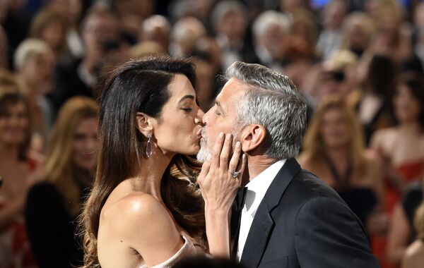 Nam diễn viên kiêm đạo diễn George Clooney hôn bà vợ Amal tại lễ trao giải AFI Life Achievement Award ở Los Angeles - Sputnik Việt Nam