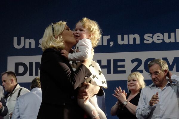 Marine le Pen hôn một cô gái trong cuộc mít tinh tranh cử ở Einhen-Beaumont, Pháp - Sputnik Việt Nam