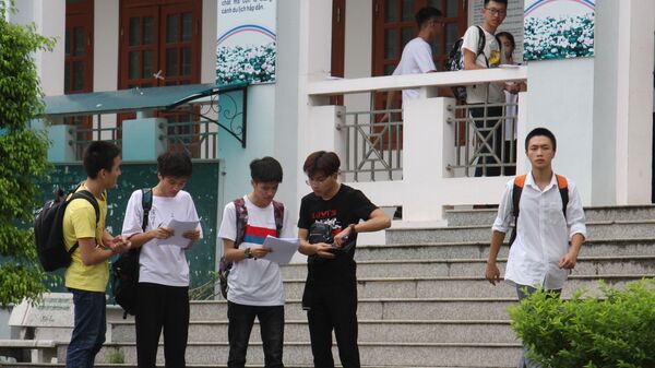 Các thí sinh tại điểm thi Trường THPT chuyên tỉnh Hà Giang trao đổi sau môn thi ngoại ngữ.  - Sputnik Việt Nam