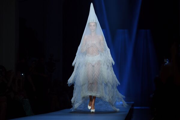 Người mẫu trình diễn tác phẩm của nhà thiết kế Jean-Paul Gautier tại Tuần lễ thời trang cao cấp Paris - Sputnik Việt Nam