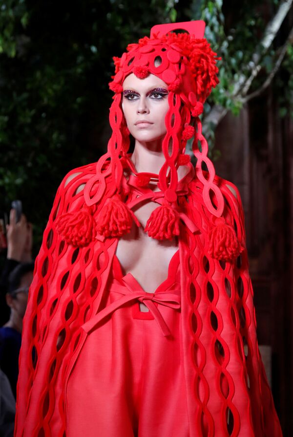 Người mẫu trình diễn tác phẩm của nhà thiết kế Pierpaolo Piccioli tại Tuần lễ thời trang cao cấp Paris - Sputnik Việt Nam