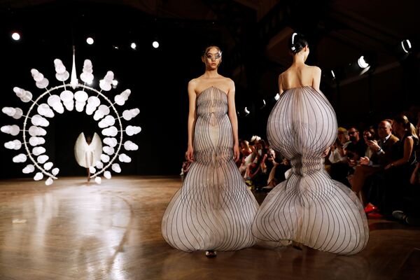 Người mẫu trình diễn tác phẩm của Iris van Herpen tại Tuần lễ thời trang Paris - Sputnik Việt Nam