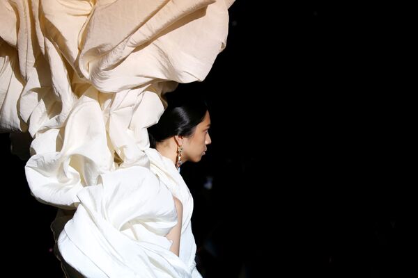 Người mẫu trong bộ trang phục của nhà thiết kế Daniel Roseberry tại Nhà mốt ở Paris   - Sputnik Việt Nam