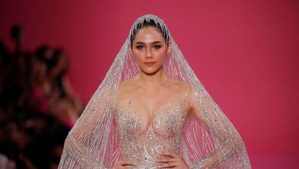 Nữ diễn viên Araya A. Hargate trong chiếc váy cưới của nhà thiết kế Georges Hobeika trong khuôn khổ trình diễn tại Tuần lễ thời trang cao cấp Paris - Sputnik Việt Nam