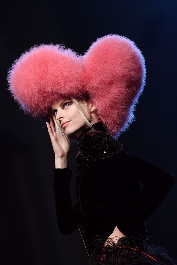Người mẫu tại buổi trình diễn thời trang Thu Đông 2019/2020 của Jean-Paul Gautier tại Tuần lễ thời trang cao cấp Paris - Sputnik Việt Nam